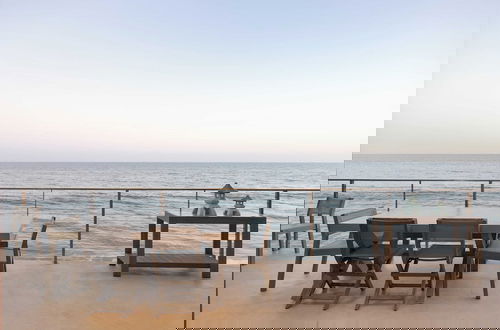 Foto 17 - Malibu Beach House Bliss by Avantstay Beachfront + Private Beach Access