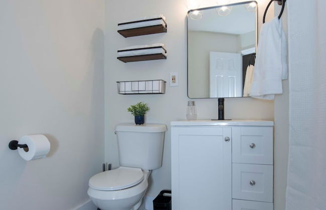 Cozy Studio Apt Close to the Gardens - King Bed - Foto 12