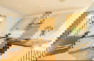 Photo 2 - The Putney Wonder - Dazzling 3bdr Flat With Garden