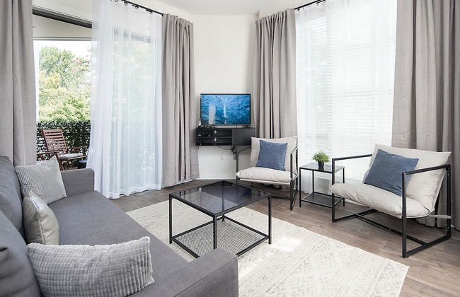 Uptown 1st Ward Corner Unit Superior 2BD Apt - Foto 6