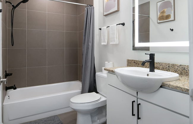 Uptown 1st Ward Corner Unit Superior 2BD Apt - Foto 4