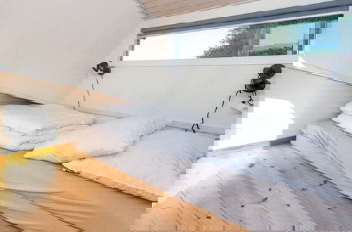Foto 3 - Snug Holiday Home With Garden