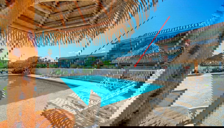Foto 1 - Beach Boardwalk Access Pool + Remodeled Interior Tropical Haven by Avantstay