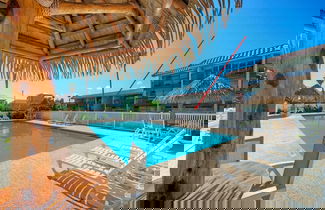 Foto 1 - Beach Boardwalk Access Pool + Remodeled Interior Tropical Haven by Avantstay