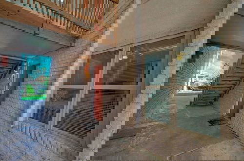 Foto 23 - Beach Boardwalk Access Pool + Remodeled Interior Tropical Haven by Avantstay