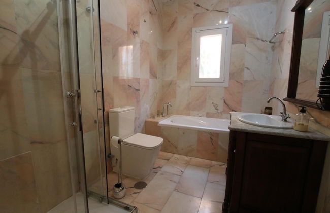 Tess Villa Olmos in M Laga - Photo 10