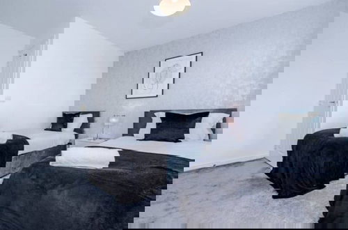 Photo 2 - Lovely three bed home Manchester
