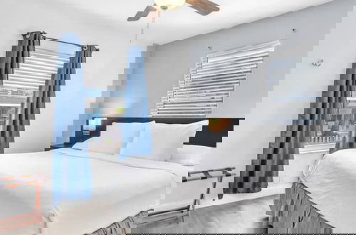 Foto 5 - Beach Escape Corner Apartment