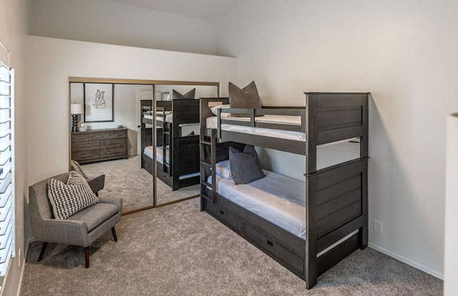 New Listing! Stylish 4 Bdrm W/pool and Game Room - Foto 11