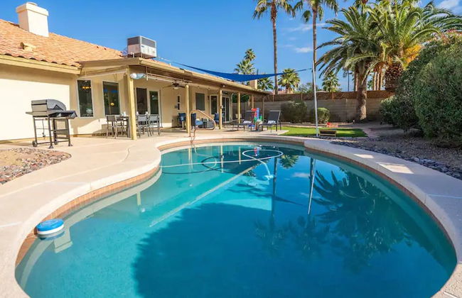 New Listing! Stylish 4 Bdrm W/pool and Game Room - Foto 30