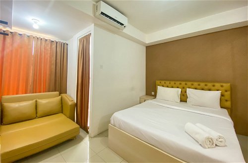 Foto 4 - Best Location And Simply Studio Room At Bassura City Apartment
