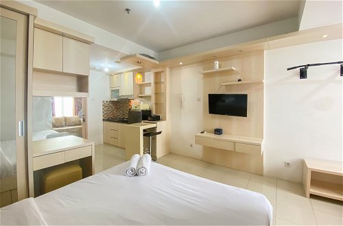 Foto 2 - Best Location And Simply Studio Room At Bassura City Apartment