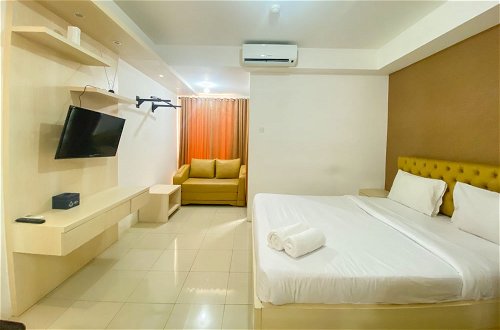 Foto 7 - Best Location And Simply Studio Room At Bassura City Apartment