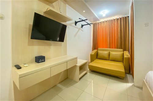 Foto 6 - Best Location And Simply Studio Room At Bassura City Apartment
