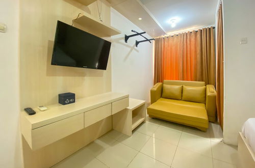 Foto 6 - Best Location And Simply Studio Room At Bassura City Apartment