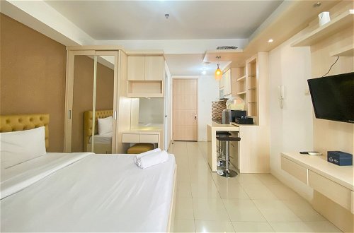 Foto 3 - Best Location And Simply Studio Room At Bassura City Apartment