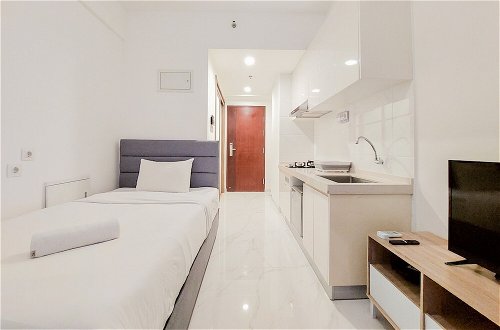 Foto 13 - Great Deal And Comfortable Studio At Sky House Bsd Apartment