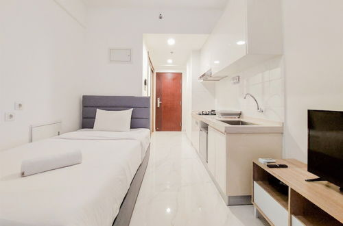 Photo 13 - Great Deal And Comfortable Studio At Sky House Bsd Apartment