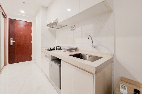 Photo 5 - Great Deal And Comfortable Studio At Sky House Bsd Apartment