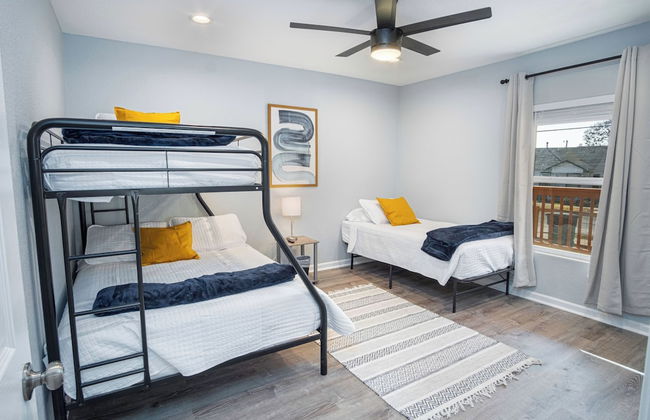Adorable 4BR 2BA Close to Riverwalk and Downtown - Photo 3