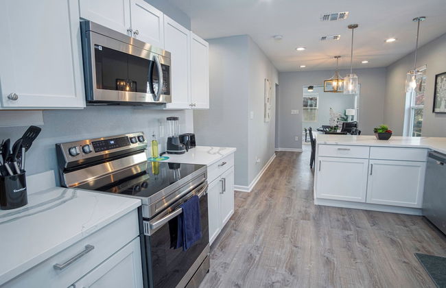 Adorable 4BR 2BA Close to Riverwalk and Downtown - Photo 12