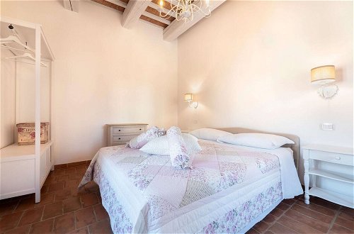 Foto 4 - Romantic Apartment in Mombaroccio With Swimming Pool