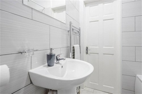 Photo 14 - Stunning Top 2 Bed Flat Tilbury Central Location