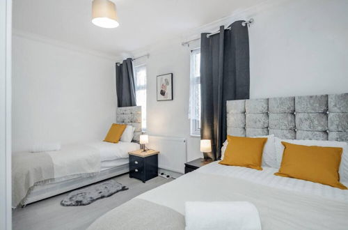 Photo 2 - Stunning Top 2 Bed Flat Tilbury Central Location