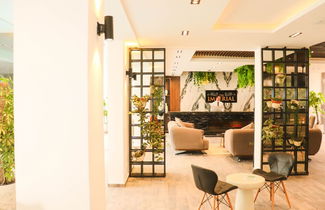 Foto 1 - Bali Themed Luxury Spacious 3 Bed Balcony Pool Gym