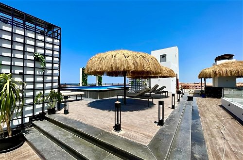 Photo 39 - Bali Themed Luxury Spacious 3 Bed Balcony Pool Gym