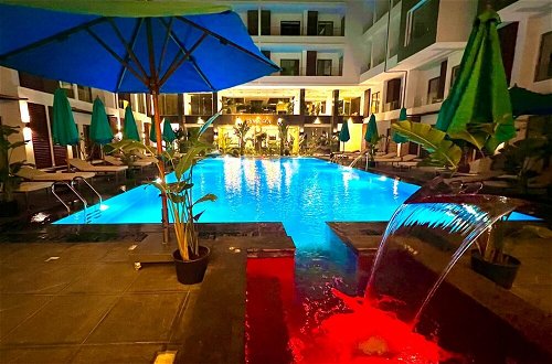 Foto 13 - Bali Themed Luxury Spacious 3 Bed Balcony Pool Gym