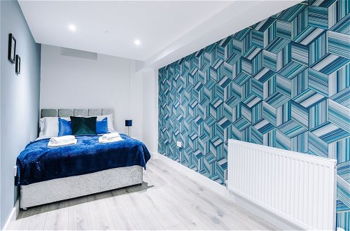 Foto 8 - One&Two Bedroom Luxe Apts near Trafford
