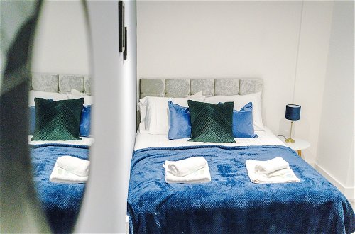 Foto 9 - One&Two Bedroom Luxe Apts near Trafford