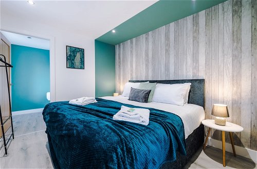 Foto 2 - One&Two Bedroom Luxe Apts near Trafford