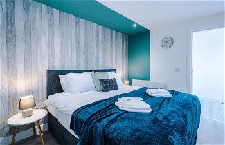 Foto 3 - One&Two Bedroom Luxe Apts near Trafford