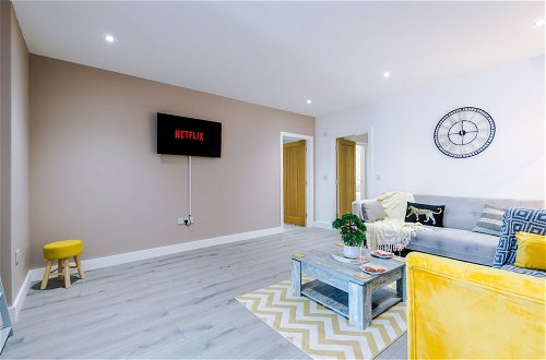 Foto 42 - One&Two Bedroom Luxe Apts near Trafford