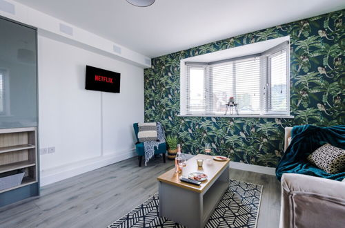 Foto 27 - One&Two Bedroom Luxe Apts near Trafford