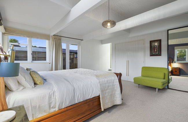 Gorgeous Family Home-Fully Fenced & Toys - Photo 11