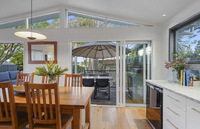 Gorgeous Family Home-Fully Fenced & Toys - Photo 17