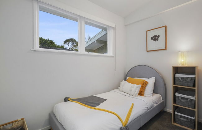 Gorgeous Family Home-Fully Fenced & Toys - Photo 10