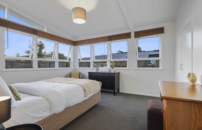 Gorgeous Family Home-Fully Fenced & Toys - Photo 6