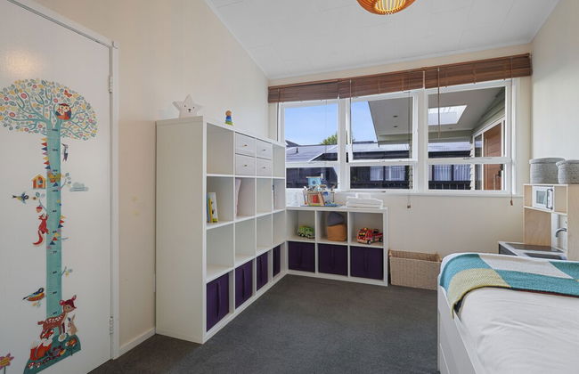 Gorgeous Family Home-Fully Fenced & Toys - Photo 8