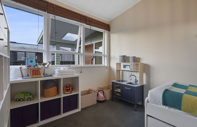 Gorgeous Family Home-Fully Fenced & Toys - Photo 4