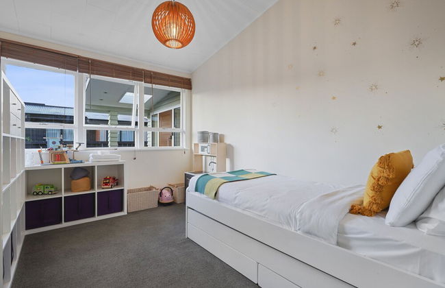 Gorgeous Family Home-Fully Fenced & Toys - Photo 7