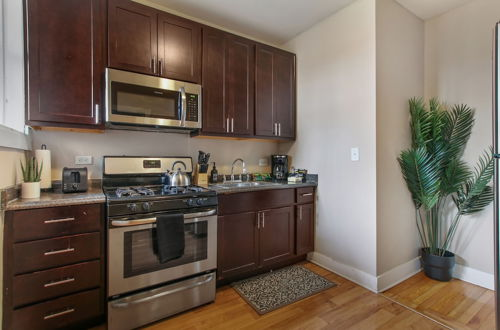 Photo 10 - 3BR Apartment w Laundry in Rogers Park