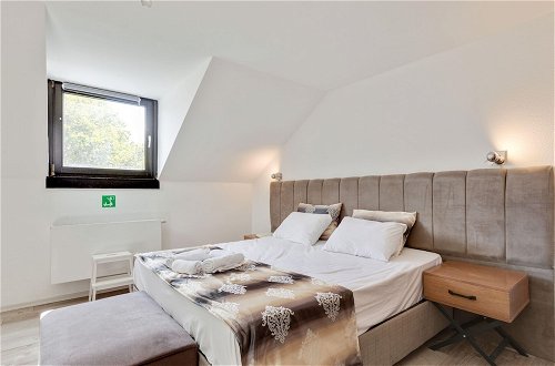 Foto 6 - Deluxe Apartment in Oberhausen With Terrace
