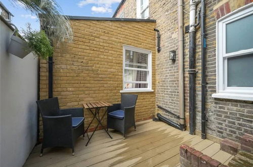 Photo 10 - Stylish and Spacious 3 Bedroom Garden Flat in Fulham