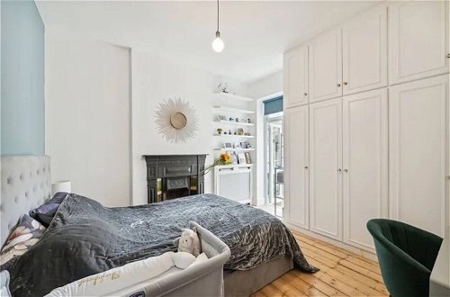 Photo 2 - Stylish and Spacious 3 Bedroom Garden Flat in Fulham