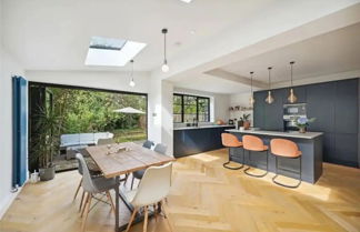 Photo 3 - Stylish and Spacious 3 Bedroom Garden Flat in Fulham