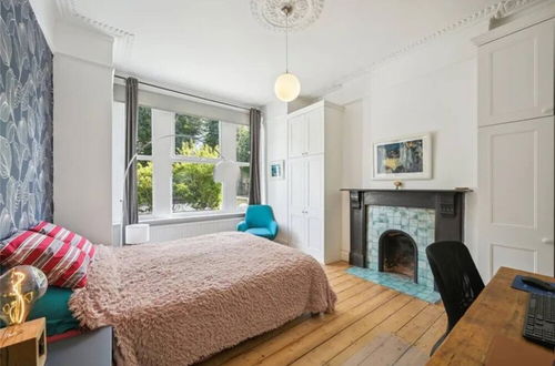 Photo 1 - Stylish and Spacious 3 Bedroom Garden Flat in Fulham